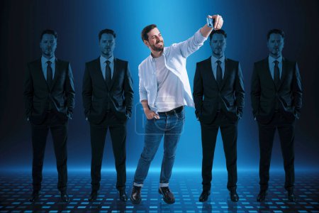 Rangée d'hommes d'affaires européens attrayants sur fond bleu avec la lumière sur le jeune homme qui prend un selfie. Concept de recherche et d'embauche de talents