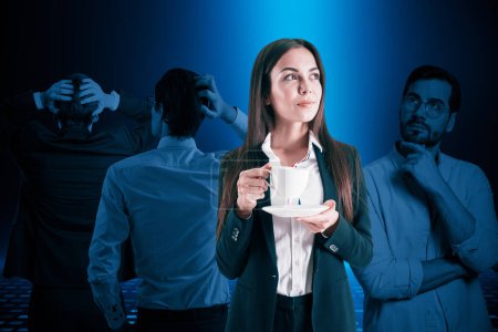 Eine Reihe attraktiver europäischer Geschäftsleute auf blauem Hintergrund mit einem Rampenlicht auf eine Geschäftsfrau, die Kaffee trinkt. Talentsuche und Einstellungskonzept