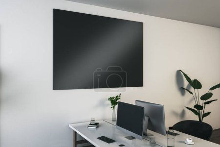 Interior de coworking contemporáneo con pantalla de simulacro negro vacío en la pared blanca, escritorio, computadora, sillas, artículos decorativos, plantas y suministros. Maquillaje, renderizado 3D