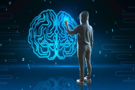 Rückansicht eines Hackers im Kapuzenpulli mit abstrakt leuchtendem menschlichen Gehirn-Hologramm auf verschwommenem Hintergrund. Neurologische Forschung, Hacking, Datenklau und künstliche Intelligenz
