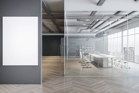 Téléchargez les photos : Affiche blanche vierge sur mur gris dans le hall de bureau intérieur moderne avec salle de conférence derrière des cloisons en verre, fond de murs sombres, sol en bois et vue sur la ville depuis la fenêtre. rendu 3D, maquette - en image libre de droit