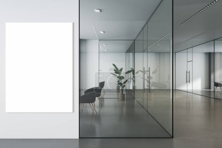 Téléchargez les photos : Vue de face sur affiche blanche vierge avec place pour votre logo sur fond mural clair dans un élégant bureau de style minimaliste avec des murs transparents, sol en béton et meubles. rendu 3D, maquette - en image libre de droit