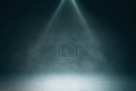 Foto de Rayos de luz dramáticos en el escenario oscuro con humo, ideal para el rendimiento y el fondo de anuncio. Renderizado 3D - Imagen libre de derechos