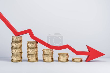 Stapelweise Münzen mit einem roten Pfeil nach unten, der eine Finanzkrise auf weißem Hintergrund darstellt, ein Konzept des Marktcrashs. 3D-Rendering