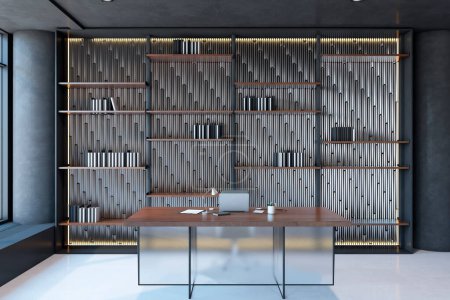 Vorderansicht auf modernem transparentem Arbeitstisch mit Holzoberfläche und Laptop auf modisch gestaltetem Wandhintergrund mit Büchern. 3D-Rendering
