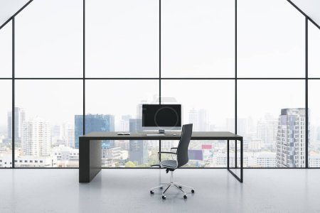 Frontansicht am stilvollen Arbeitstisch mit modernem Computer und dunklem Bürostuhl auf hellem Hochglanzboden auf großartigem Hintergrund mit Blick auf die Skyline der Stadt aus dem Panoramafenster. 3D-Rendering