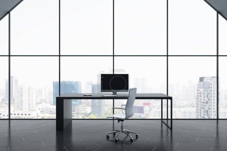 Frontansicht am stilvollen schwarzen Arbeitstisch mit modernem Computer und Bürostuhl auf dunklem, polygonalen Druckboden auf großartigem Hintergrund mit Blick auf die Skyline der Stadt aus dem Panoramafenster. 3D-Rendering