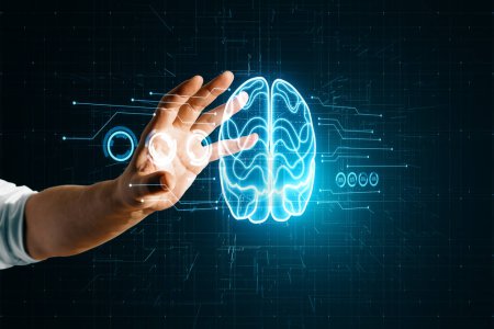 Großaufnahme einer männlichen Hand, die ein leuchtendes Gehirn-Hologramm auf verschwommenem dunklen Schaltkreis-Hintergrund hält. Künstliche Intelligenz und maschinelles Lernkonzept