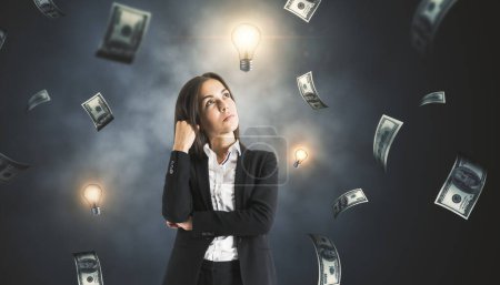 Gedanken und Ideen zum Geldverdienen mit nachdenklicher Geschäftsfrau auf dunklem Nebelhintergrund zwischen Glühbirnen und Dollarnoten