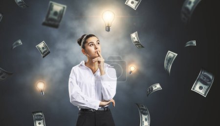 Idee des Geldmachens mit nachdenklicher Frau auf dunklem Nebelhintergrund mit fliegenden Glühbirnen und Dollarnoten