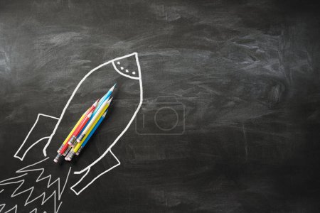 Kreative Idee und Gründungsidee mit einem Stapel Bleistifte auf Tafelhintergrund mit Platz für Ihre Werbeplakat-Rakete, Start-up. 3D-Rendering, Mock up