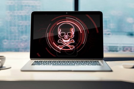 Téléchargez les photos : Écran d'ordinateur portable avec crâne et os symbole numérique sur bureau bureau en bois, attaque de piratage et concept de piratage. Rendu 3D - en image libre de droit