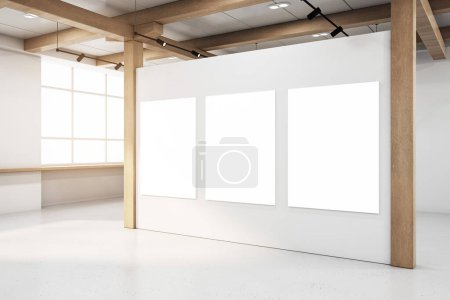 Téléchargez les photos : Trois affiches blanches vierges dans un cadre de galerie avec des poutres en bois, une apparence propre et moderne sur un fond clair, concept d'espace d'exposition. Rendu 3D - en image libre de droit