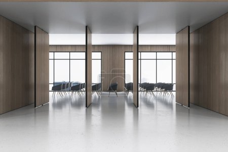 Frontansicht auf stilvolle Holzwandabtrennung auf hellem Hochglanzboden und Stuhlreihen im geräumigen Konferenzbereich mit riesigen Fenstern. 3D-Rendering