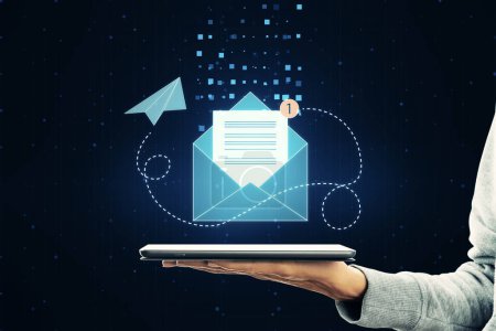 Mail-Anwendung, E-Mail und Kommunikationskonzept mit Papierliste im Umschlag mit rotem Benachrichtigungssymbol über der Handfläche mit digitalem Tablet auf abstraktem, dunklem Hintergrund