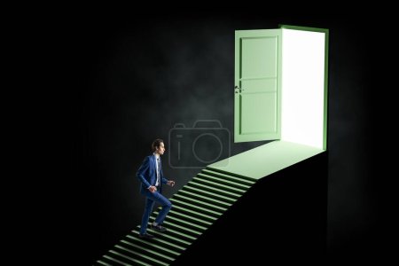 Solución, éxito y concepto de decisión correcto con vista lateral del hombre de negocios subiendo la escalera hacia una luz brillante en la puerta sobre un fondo oscuro abstracto