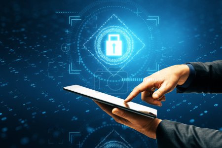 Cyber-Sicherheitstechnologie und Geschäfts- und Finanzdatenschutzkonzept mit Menschenhänden mittels digitalem Tablet auf dunkelblauem technologischem Hintergrund mit glühend geschlossenem Vorhängeschloss