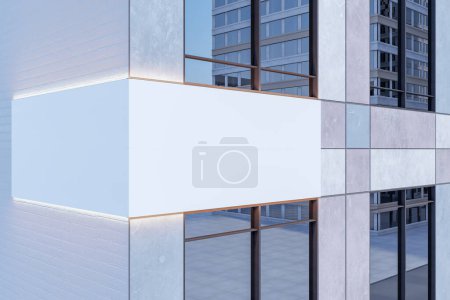 Cartel blanco iluminado con el lugar de la maqueta para la publicidad en el exterior del edificio contemporáneo. Renderizado 3D