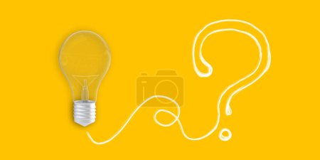 Une ampoule et un point d'interrogation dessiné sur un fond jaune, symbolisant la génération d'idées. Rendu 3D