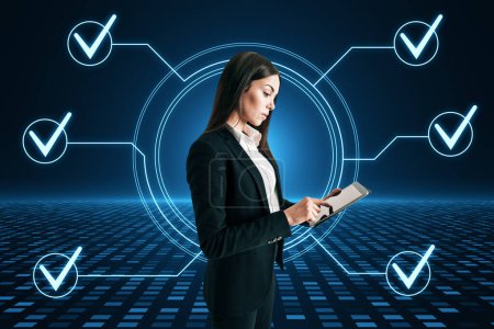 Geschäftsfrau mit Tablet, umgeben von digitalen Häkchen, blauer virtueller Umgebung. Strategisches Planungskonzept