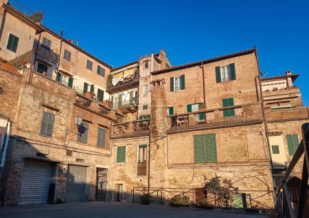 Téléchargez les photos : Sienne, Italie - 17 décembre 2023 : façade de bâtiment antique avec volets verts - en image libre de droit