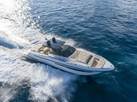 Téléchargez les photos : Vue aérienne d'un yacht de luxe dans la mer Méditerranée. côte de napoli - en image libre de droit