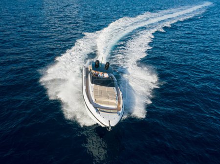 Téléchargez les photos : Vue aérienne d'un yacht de luxe dans la mer Méditerranée. côte de napoli - en image libre de droit