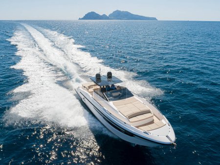 Luftaufnahme einer Luxusjacht im Mittelmeer. Napoli-Küste