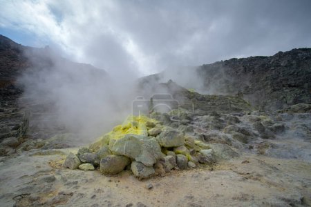 Foto de Monte Iou, o Iwo, un volcán en el Complejo Volcánico Akan se encuentra dentro de las fronteras de la ciudad de Teshikaga, conocido como Atosanupuri (Montaña Desnuda) para Ainu, Subprefectura de Kushiro, Hokkaido, Japón - Imagen libre de derechos