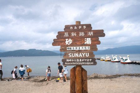 Foto de Teshikaga, subprefectura de Kushiro, Hokkaido, Japón - 15 de agosto de 2023 - Escena del lago Kussharo, o lago Kutcharo, el lago de caldera más grande de Japón ubicado en el Parque Nacional de Akan - Imagen libre de derechos