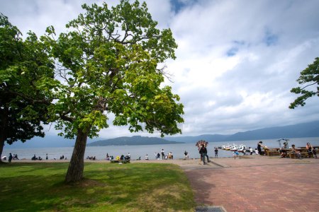 Téléchargez les photos : Teshikaga, sous-préfecture de Kushiro, Hokkaido, Japon - 15 août 2023 - Scène du lac Kussharo, ou lac Kutcharo, le plus grand lac de caldeira au Japon situé dans le parc national Akan - en image libre de droit
