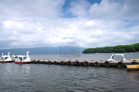 Foto de Teshikaga, subprefectura de Kushiro, Hokkaido, Japón - 15 de agosto de 2023 - Escena del lago Kussharo, o lago Kutcharo, el lago de caldera más grande de Japón ubicado en el Parque Nacional de Akan - Imagen libre de derechos