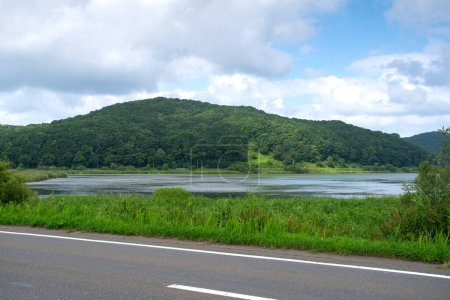 Foto de Lago Toro, el lago más grande en el Parque Nacional Kushiroshitsugen, ubicado en el lado oriental del parque, Hokkaido, Japón - Imagen libre de derechos
