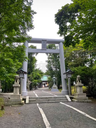 Téléchargez les photos : Nemuro, Hokkaido, Japon - 16 août 2023 - Scène du sanctuaire Nemuro Kotohira, l'un des sanctuaires les plus à l'est du Japon avec plus de 200 ans d'histoire - en image libre de droit