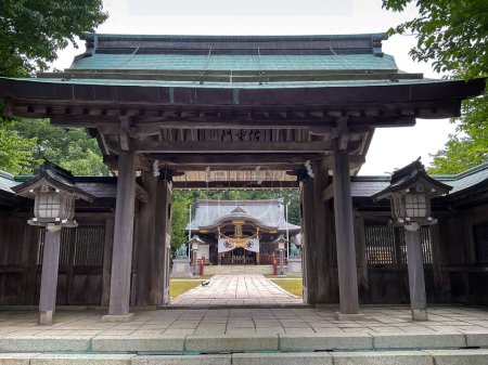 Foto de Nemuro, Hokkaido, Japón - 16 de agosto de 2023 - Escena del Santuario de Nemuro Kotohira, uno de los santuarios tripulados más orientales de Japón con más de 200 años de historia - Imagen libre de derechos