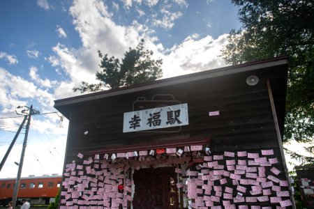 Téléchargez les photos : Obihiro, Hokkaido, Japon - 17 août 2023 - Scène de la gare de Kofuku, une gare fermée sur la défunte ligne Hiroo, reste maintenant un endroit touristique populaire en raison de son nom signifie bonheur - en image libre de droit