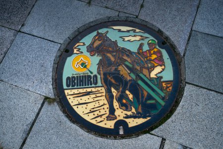 Foto de Obihiro, subprefectura de Tokachi, Hokkaido, Japón - 17 de agosto de 2023 - Escena de tapa de alcantarilla grabada con carreras de caballos Banei como símbolo y atractivo de Obihiro - Imagen libre de derechos