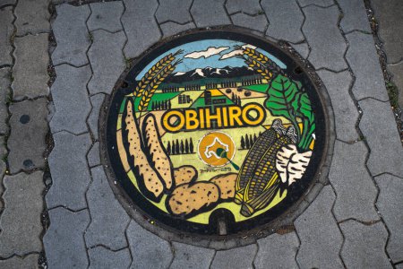 Foto de Obihiro, subprefectura de Tokachi, Hokkaido, Japón - 17 de agosto de 2023 - Escena de tapa de alcantarilla grabada con la agricultura alimentaria como símbolo y atractivo de Obihiro - Imagen libre de derechos