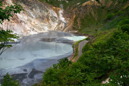 Foto de Oyunuma en Jigokudani, o llamado Valle del Infierno como la característica de los respiraderos de vapor caliente, arroyos sulfurosos y otra actividad volcánica, Noboribetsu, Hokkaido, Japón - Imagen libre de derechos