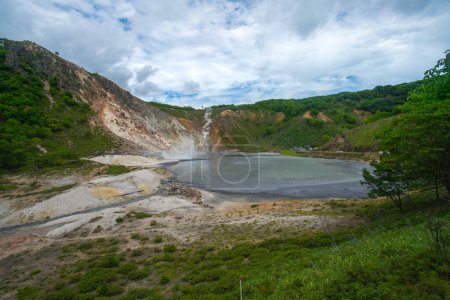 Téléchargez les photos : Oyunuma à Jigokudani, ou nommé Hell Valley comme la caractéristique des évents de vapeur chaude, des cours d'eau sulfureux et d'autres activités volcaniques, Noboribetsu, Hokkaido, Japon - en image libre de droit