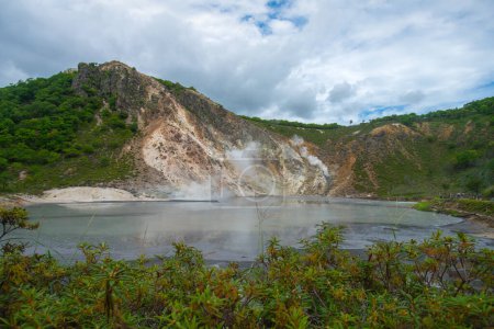 Foto de Oyunuma en Jigokudani, o llamado Valle del Infierno como la característica de los respiraderos de vapor caliente, arroyos sulfurosos y otra actividad volcánica, Noboribetsu, Hokkaido, Japón - Imagen libre de derechos