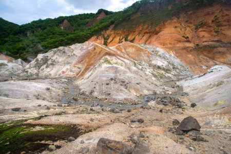 Foto de Jigokudani, o llamado Valle del Infierno como la característica de los respiraderos de vapor caliente, arroyos sulfurosos y otra actividad volcánica, fuente principal de Noboribetsu Onsen, Noboribetsu, Hokkaido, Japón - Imagen libre de derechos