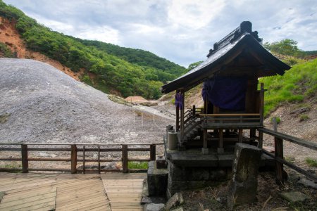 Foto de Noboribetsu - 18 de agosto de 2023 - Escena de Yakushi Nyorai en Jigokudani, o nombrada Valle del Infierno como la característica de los respiraderos de vapor caliente, arroyos sulfurosos y otra actividad volcánica - Imagen libre de derechos