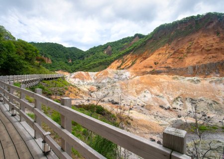 Téléchargez les photos : Jigokudani, ou nommé Hell Valley comme la caractéristique des évents de vapeur chaude, des cours d'eau sulfureux et d'autres activités volcaniques, principale source de Noboribetsu Onsen, Noboribetsu, Hokkaido, Japon - en image libre de droit