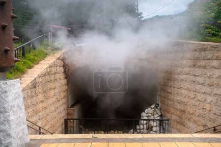 Téléchargez les photos : Jigokudani, ou nommé Hell Valley comme la caractéristique des évents de vapeur chaude, des cours d'eau sulfureux et d'autres activités volcaniques, principale source de Noboribetsu Onsen, Noboribetsu, Hokkaido, Japon - en image libre de droit