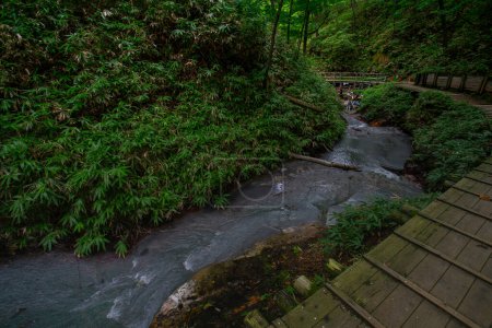Foto de Noboribetsu, Hokkaido, Japón - 18 de agosto de 2023 - Escena del baño natural de pies Oyunumagawa en Jigokudani, o Valle del Infierno, el lugar de relax a pie onsen para los turistas - Imagen libre de derechos