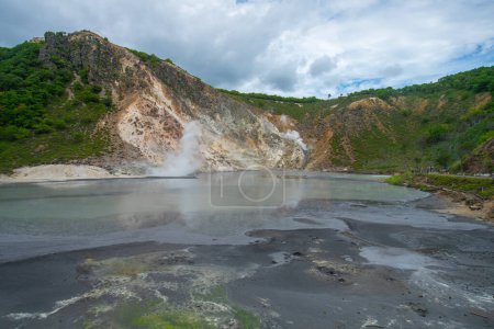 Téléchargez les photos : Oyunuma à Jigokudani, ou nommé Hell Valley comme la caractéristique des évents de vapeur chaude, des cours d'eau sulfureux et d'autres activités volcaniques, Noboribetsu, Hokkaido, Japon - en image libre de droit