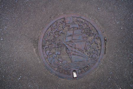 Téléchargez les photos : Kikonai, Hokkaido - August 19, 2023 - Manhole cover engraved the Kanrinmaru, a great ship of the late Tokugawa period that sank off shore from Sarakimisaki cape - en image libre de droit
