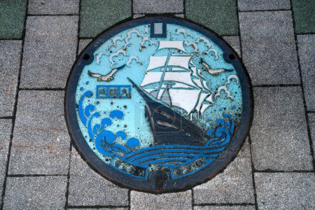 Téléchargez les photos : Kikonai, Hokkaido - August 19, 2023 - Manhole cover engraved the Kanrinmaru, a great ship of the late Tokugawa period that sank off shore from Sarakimisaki cape - en image libre de droit