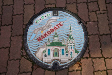 Foto de Hakodate, Hokkaido, Japón - 20 de agosto de 2023 - Escena de tapa de alcantarilla grabada con la Iglesia Ortodoxa Hakodate como símbolo y atractivo de Hakodate - Imagen libre de derechos